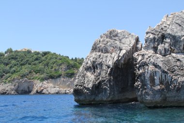 Denizde kayalar
