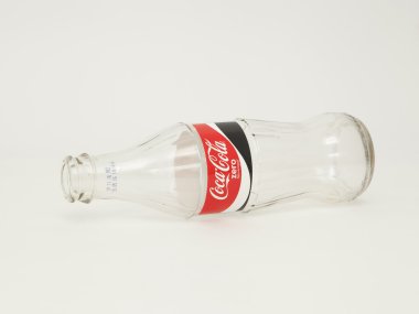 Sarhoş boş Coca-Cola Zero cam şişe.