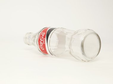 Sarhoş boş Coca-Cola Zero cam şişe.