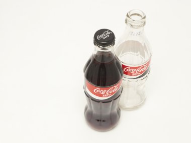 Coca-Cola Zero cam şişeler. 
