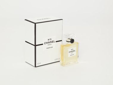 #5 Chanel Parfüm şişesi. Paris. Fransa