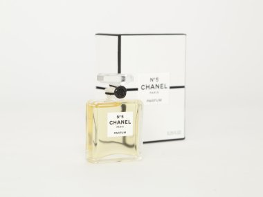 #5 Chanel Parfüm şişesi. Paris. Fransa