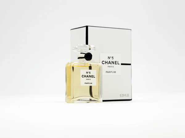 #5 Chanel Perfume bottle. Paris. France — Stock Photo, Image