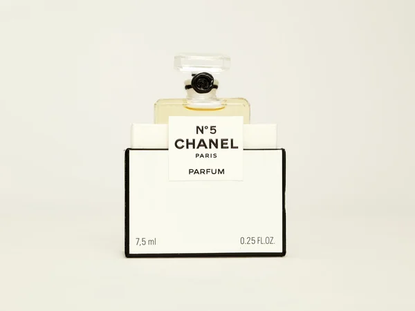 #5 Chanel Parfüm şişesi. Paris. Fransa — Stok fotoğraf