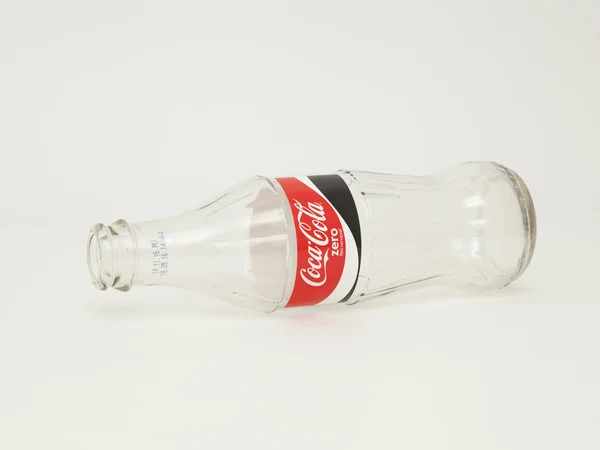 Részeg üres Coca-Cola Zero üveg. — Stock Fotó