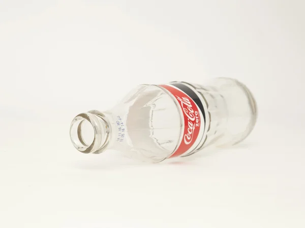 Botella de vidrio Coca-Cola Zero vacía y borracha . — Foto de Stock