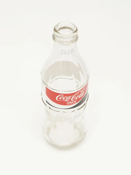 Пьяная пустая стеклянная бутылка Coca-Cola Zero . — стоковое фото