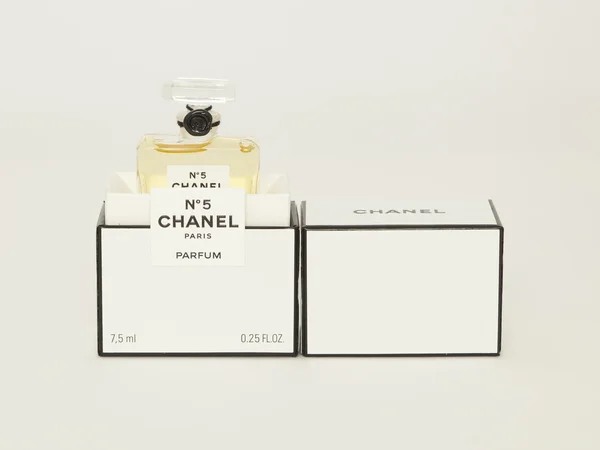 #5 Chanel Perfume bottle. Paris. France — Stock Photo, Image