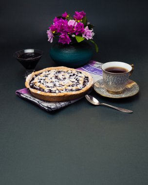 Siyah frenk üzümü pasta