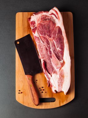 domuz eti kesme tahtası üzerinde