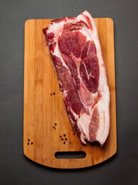 domuz eti kesme tahtası üzerinde