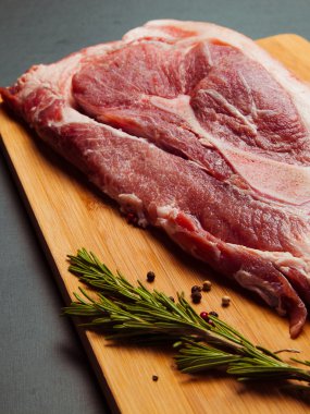 domuz eti kesme tahtası üzerinde