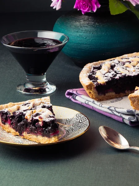 Siyah frenk üzümü pasta