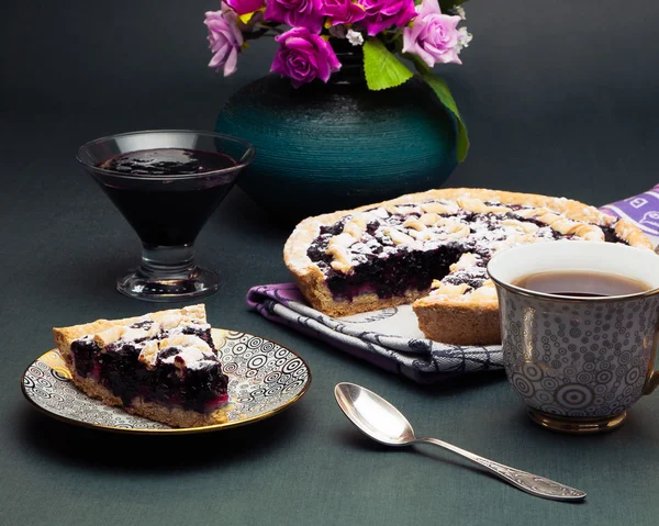 Siyah frenk üzümü pasta