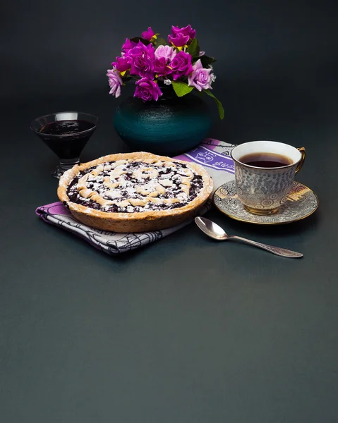 Siyah frenk üzümü pasta