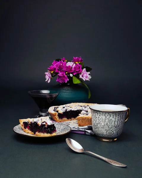 Siyah frenk üzümü pasta