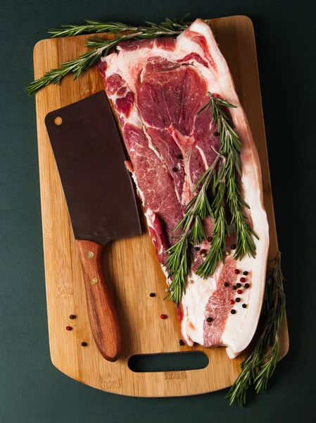 domuz eti kesme tahtası üzerinde