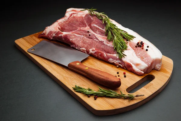 Мясо свинины на доске — стоковое фото