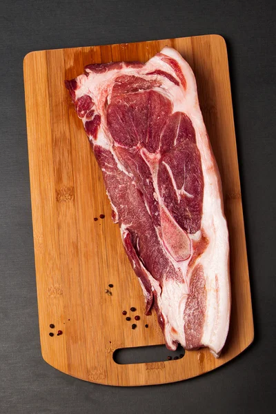 Vepřové maso na prkénku — Stock fotografie