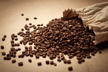 Kağıt arkaplanda kahve çekirdekleri