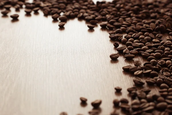 Kávová zrna na papíře pozadí — Stock fotografie