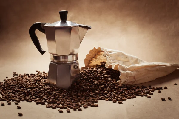 Kávové konvice a kávová zrna — Stock fotografie