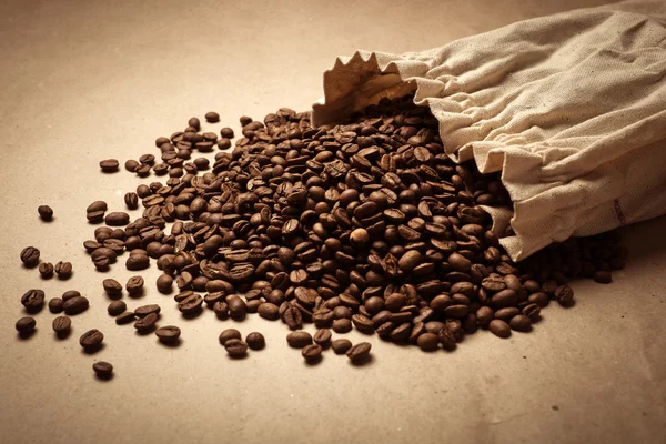 Кофейные зерна на бумажном фоне — стоковое фото