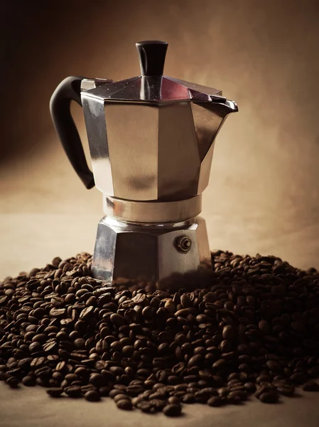 Cafeteira e grãos de café — Fotografia de Stock