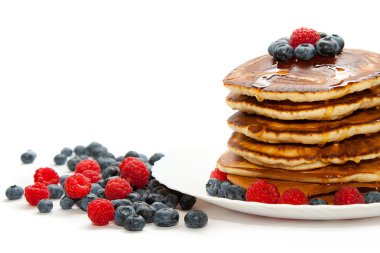 Bal ile krep ve beyaz arka plan üzerinde çilek