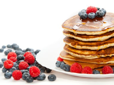 Bal ile krep ve beyaz arka plan üzerinde çilek