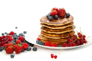 Bal ile krep ve beyaz arka plan üzerinde çilek