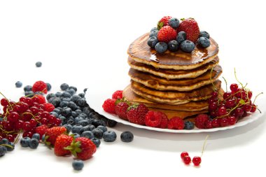 Bal ile krep ve beyaz arka plan üzerinde çilek