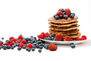 Bal ile krep ve beyaz arka plan üzerinde çilek