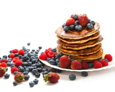 Bal ile krep ve beyaz arka plan üzerinde çilek