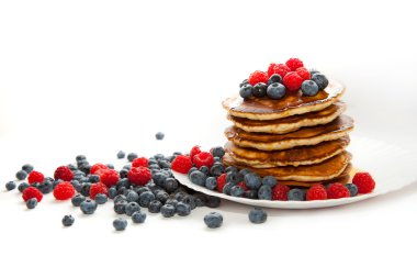 Bal ile krep ve beyaz arka plan üzerinde çilek