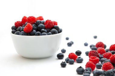 Beyaz arka plan üzerine bir kase çilek