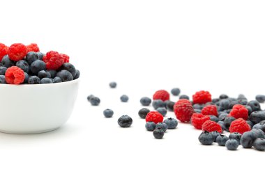 Beyaz arka plan üzerine bir kase çilek