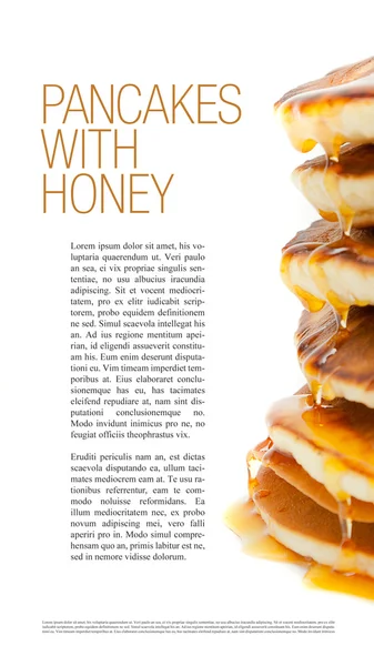 Pannkakor med honung på vit bakgrund — Stockfoto