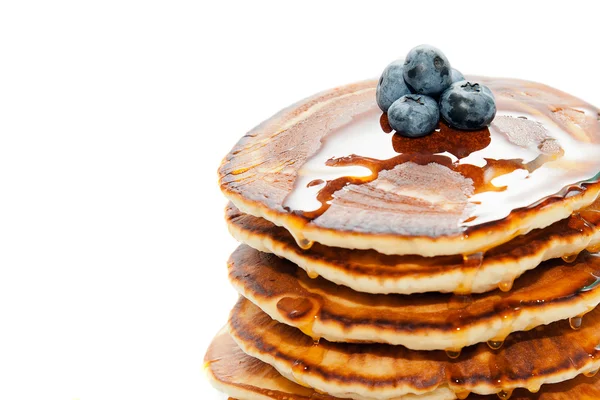 Pfannkuchen mit Honig und Beeren auf weißem Hintergrund — Stockfoto