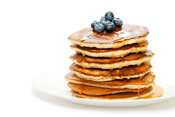 Pfannkuchen mit Honig und Beeren auf weißem Hintergrund — Stockfoto