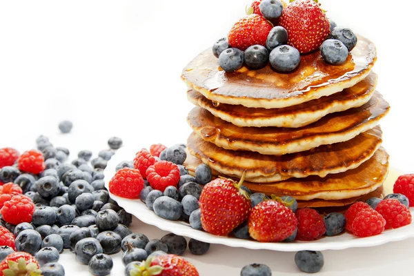 Bal ile krep ve beyaz arka plan üzerinde çilek