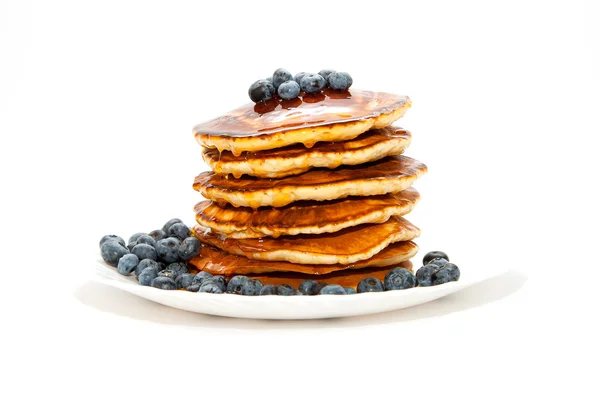 Pfannkuchen mit Honig und Beeren auf weißem Hintergrund — Stockfoto