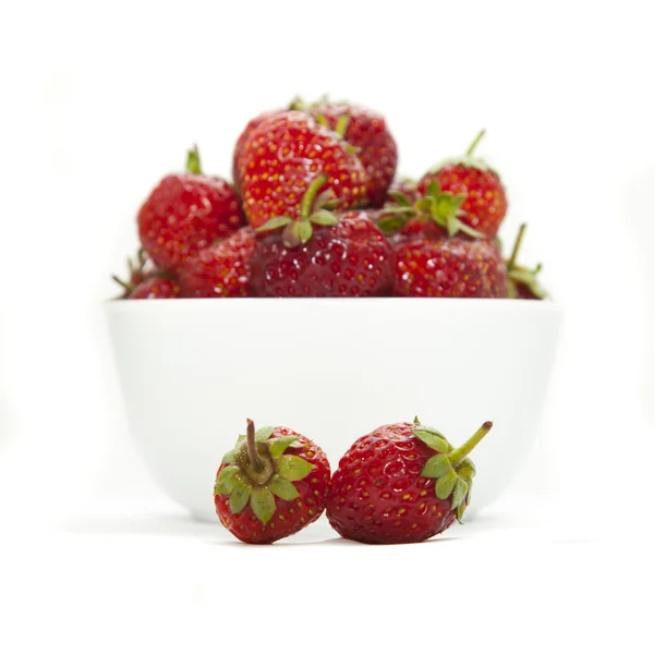 在白色背景上一碗草莓 — 图库照片