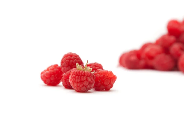 Himbeeren auf weißem Hintergrund — Stockfoto