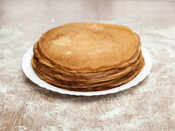 Russische Pfannkuchen auf Holztisch — Stockfoto