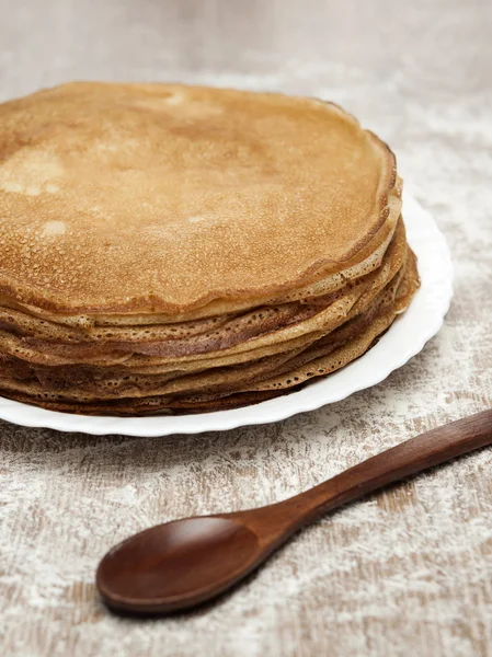 Crêpes au goût russe sur table en bois — Photo