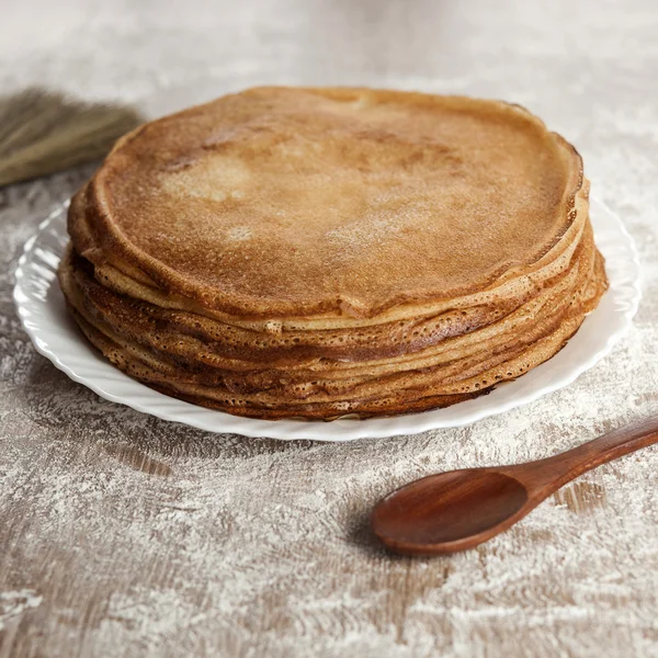 Panqueques de sabor ruso en mesa de madera —  Fotos de Stock