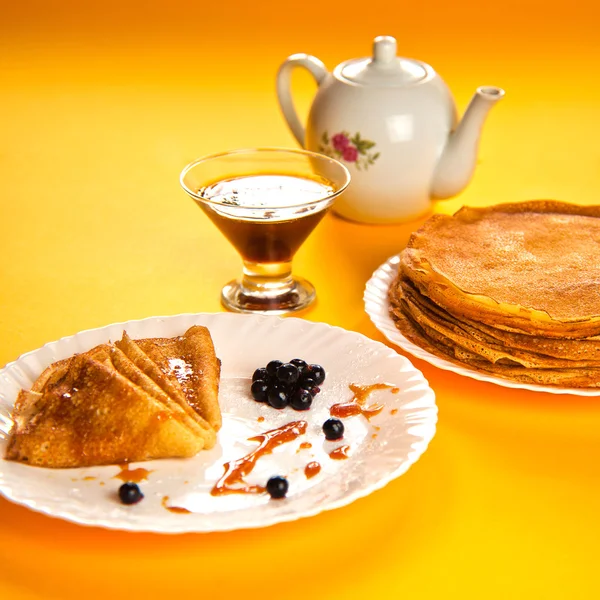Russian taste pancakes with black currant and honey — Stock Photo, Image