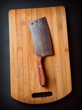Mutfak balta ahşap kesme tahtası üzerinde