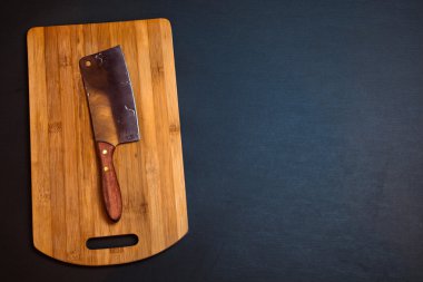 Mutfak balta ahşap kesme tahtası üzerinde